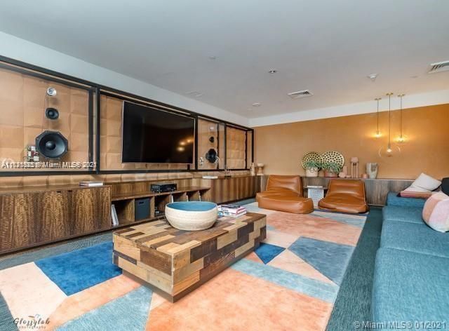 Recently Sold: $479,000 (1 beds, 1 baths, 681 Square Feet)