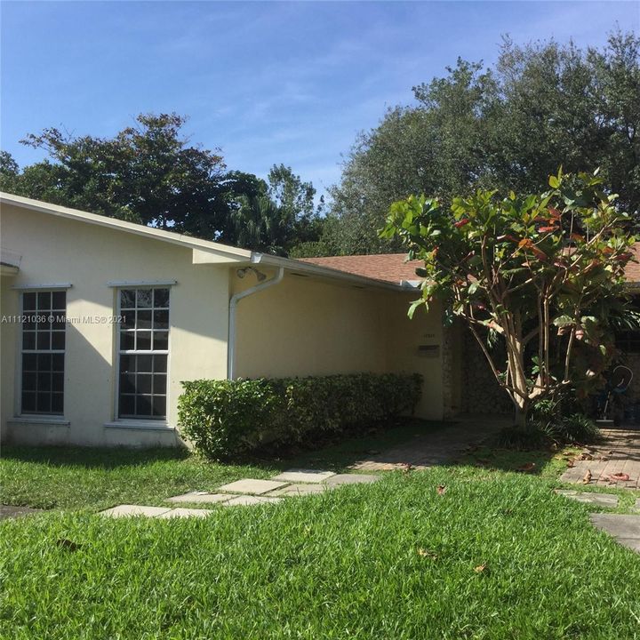 Recently Rented: $3,000 (3 beds, 2 baths, 1974 Square Feet)