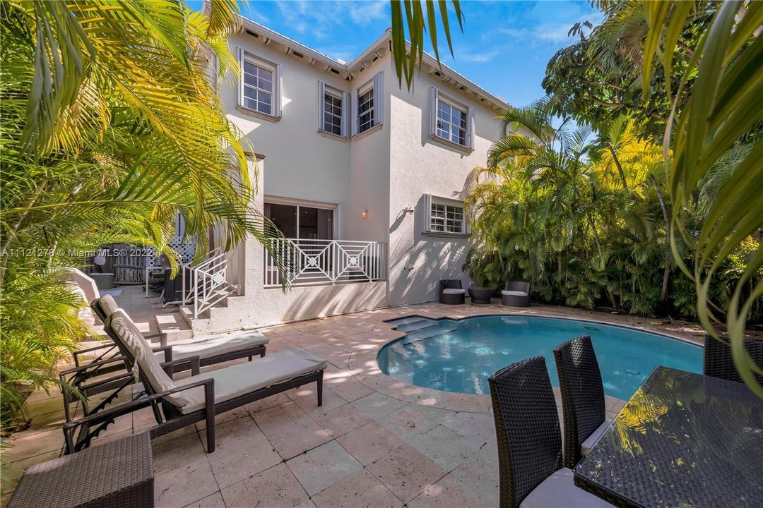 Recently Sold: $2,390,000 (3 beds, 3 baths, 2102 Square Feet)