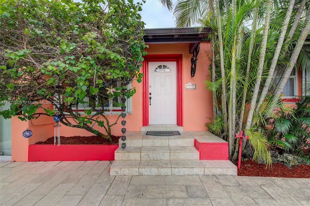 Recently Sold: $860,000 (3 beds, 2 baths, 1233 Square Feet)