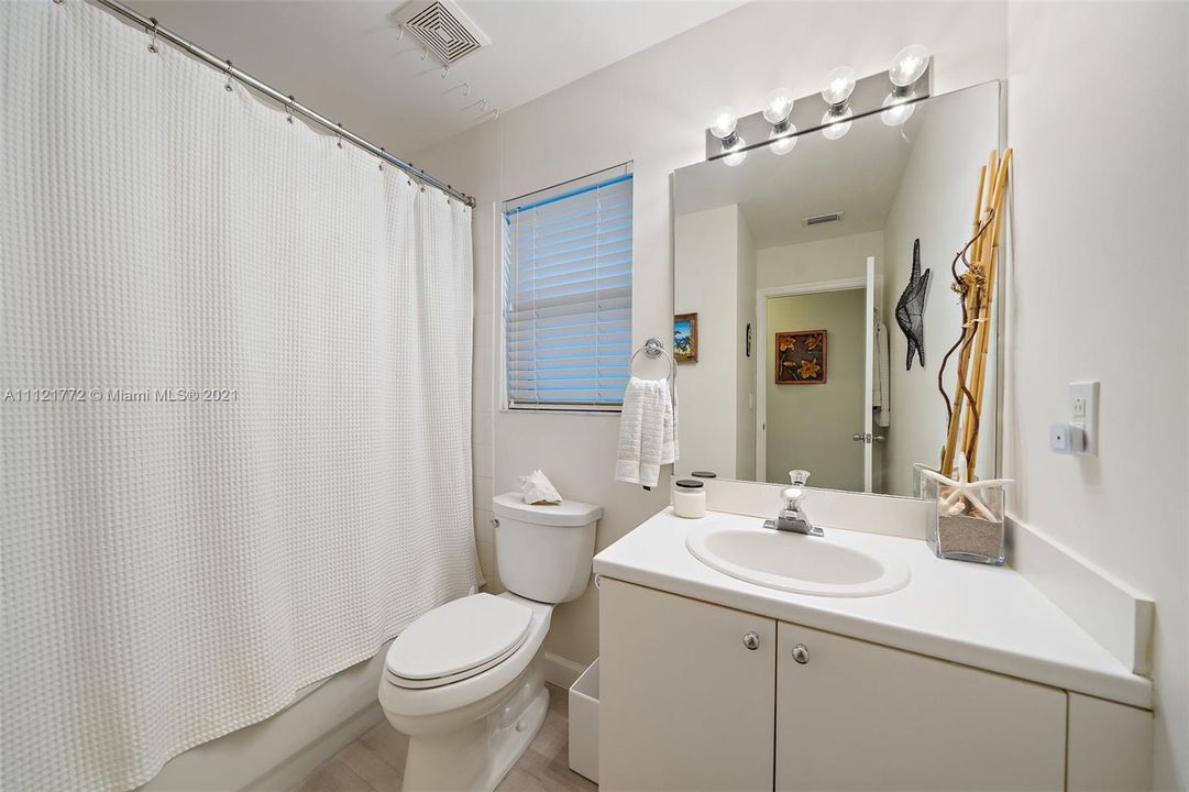 最近售出: $345,000 (2 贝兹, 2 浴室, 1325 平方英尺)