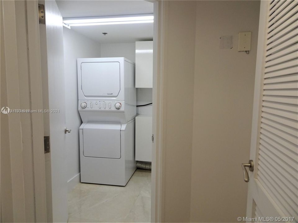 Laundry room with tub