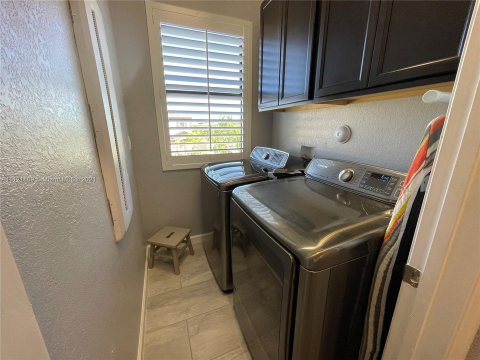 Recently Sold: $489,900 (5 beds, 2 baths, 2504 Square Feet)