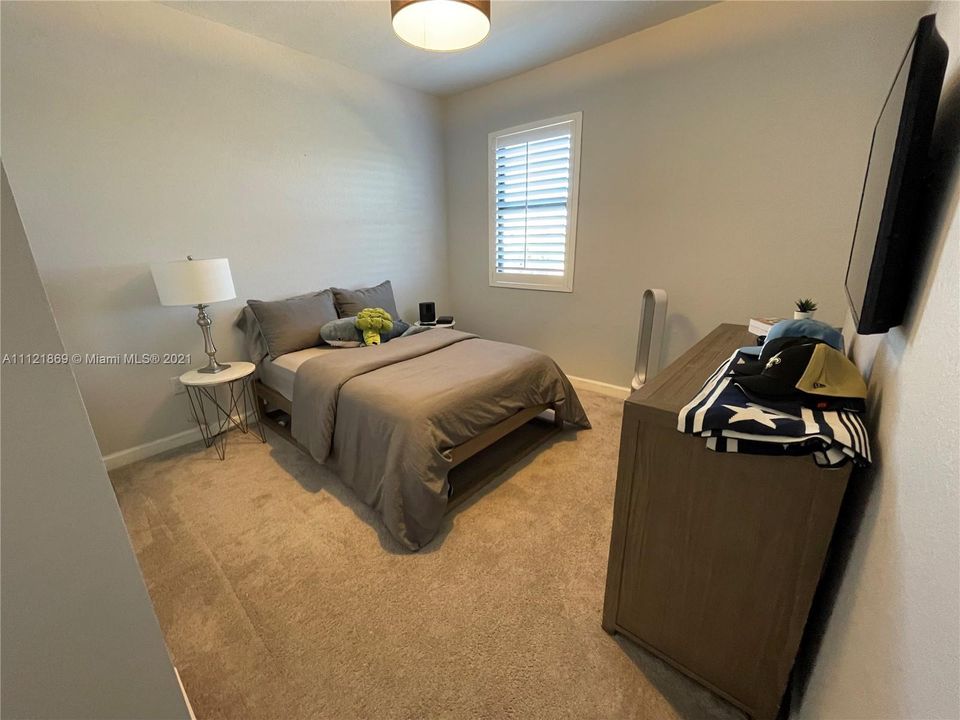 Recently Sold: $489,900 (5 beds, 2 baths, 2504 Square Feet)