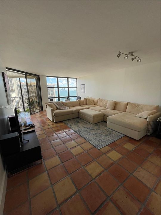 Recently Sold: $395,000 (1 beds, 1 baths, 1005 Square Feet)