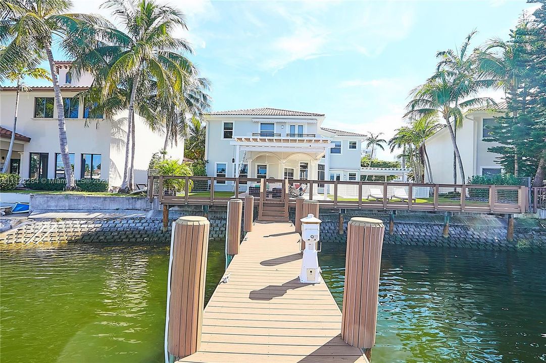 Recently Sold: $3,300,000 (5 beds, 5 baths, 4946 Square Feet)