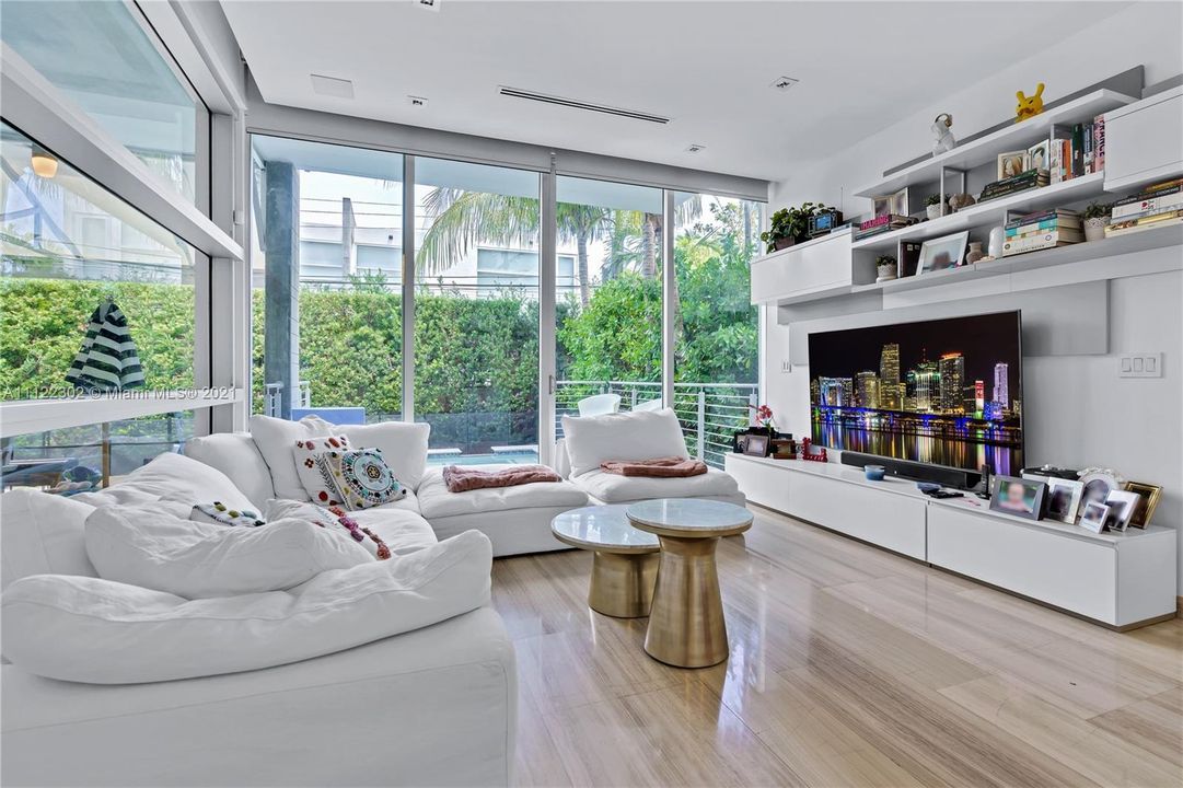 Recently Sold: $4,095,000 (5 beds, 5 baths, 3584 Square Feet)