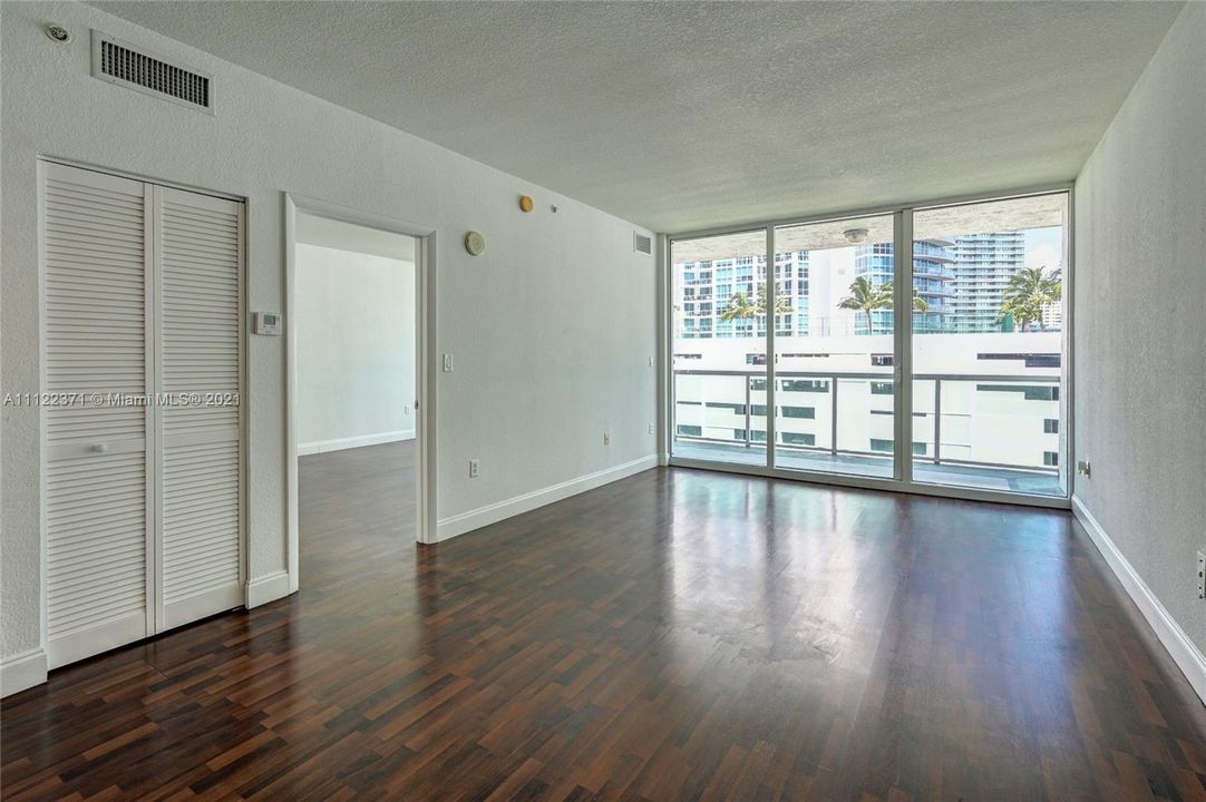 Recently Sold: $299,000 (1 beds, 1 baths, 677 Square Feet)