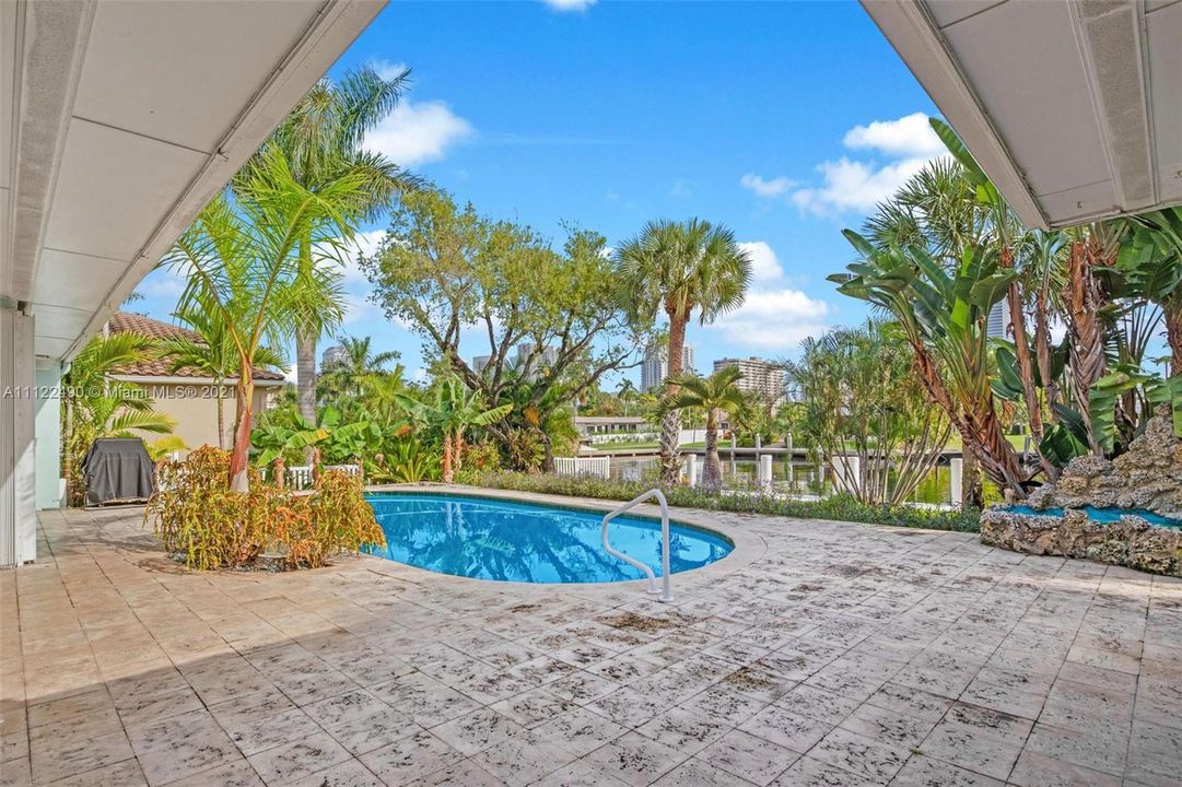 Recently Sold: $2,550,000 (3 beds, 3 baths, 2278 Square Feet)