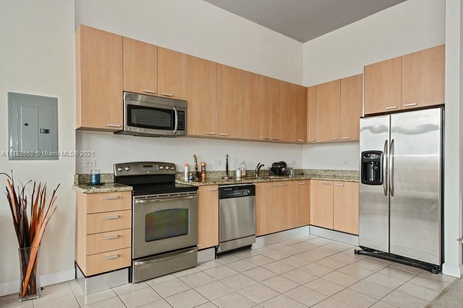 Recently Sold: $225,000 (1 beds, 1 baths, 738 Square Feet)