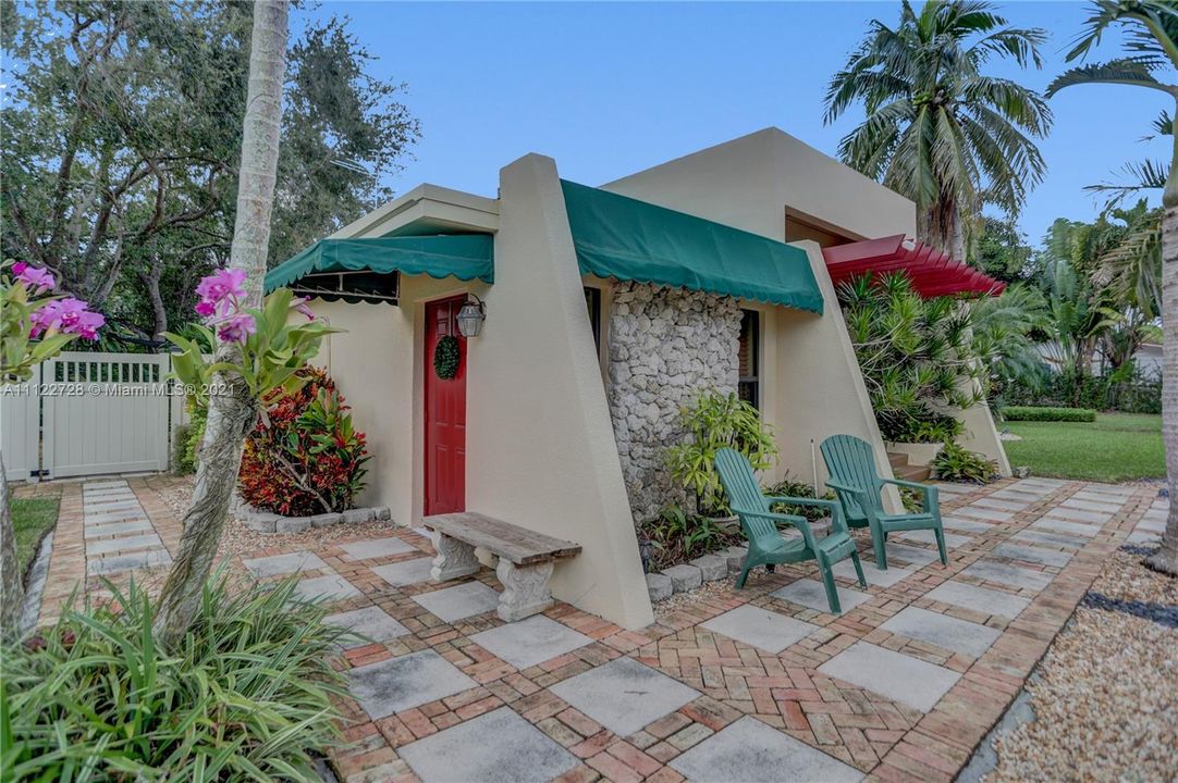 Recently Sold: $950,000 (3 beds, 3 baths, 2333 Square Feet)