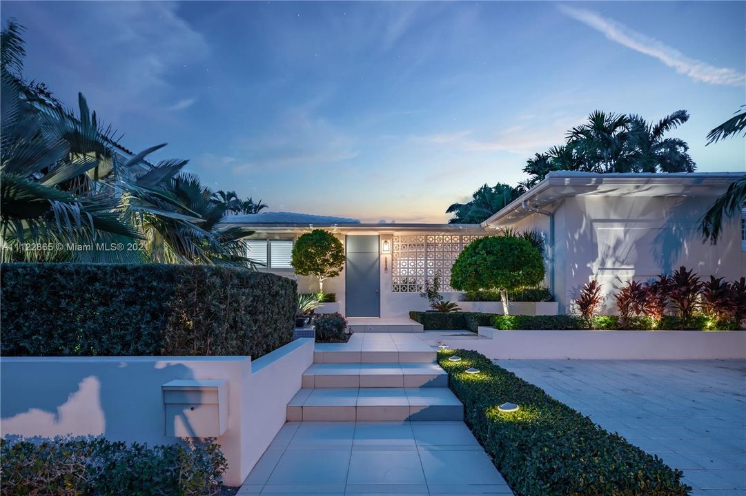 Recently Sold: $3,250,000 (3 beds, 3 baths, 2414 Square Feet)