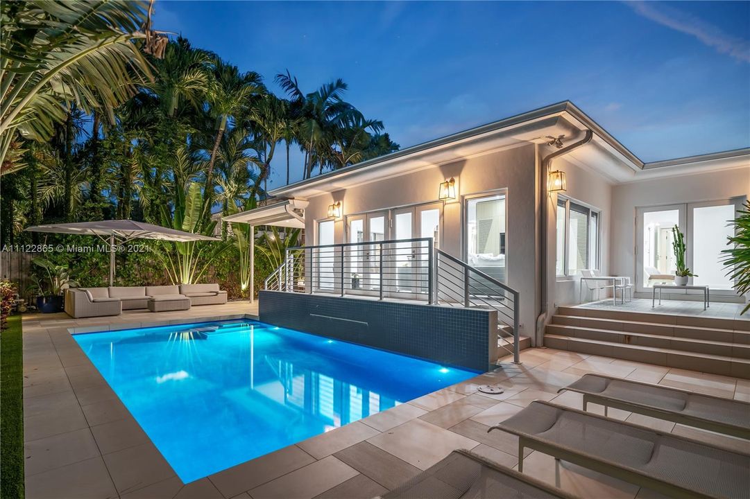 Recently Sold: $3,250,000 (3 beds, 3 baths, 2414 Square Feet)