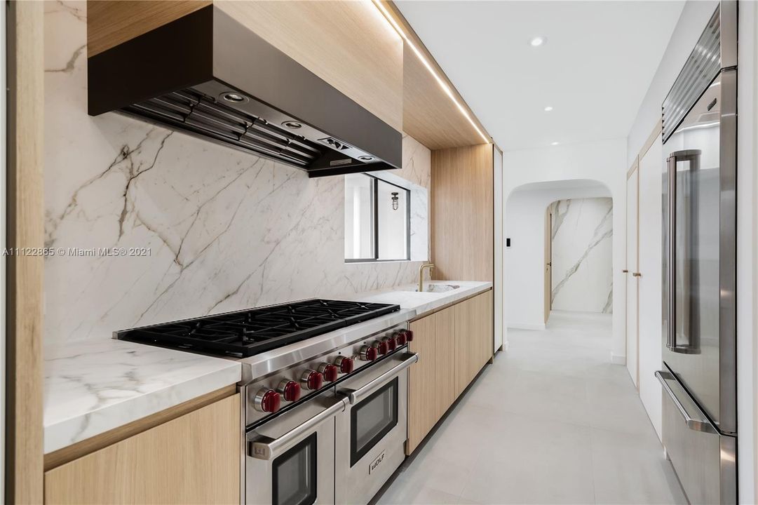 Recently Sold: $3,250,000 (3 beds, 3 baths, 2414 Square Feet)