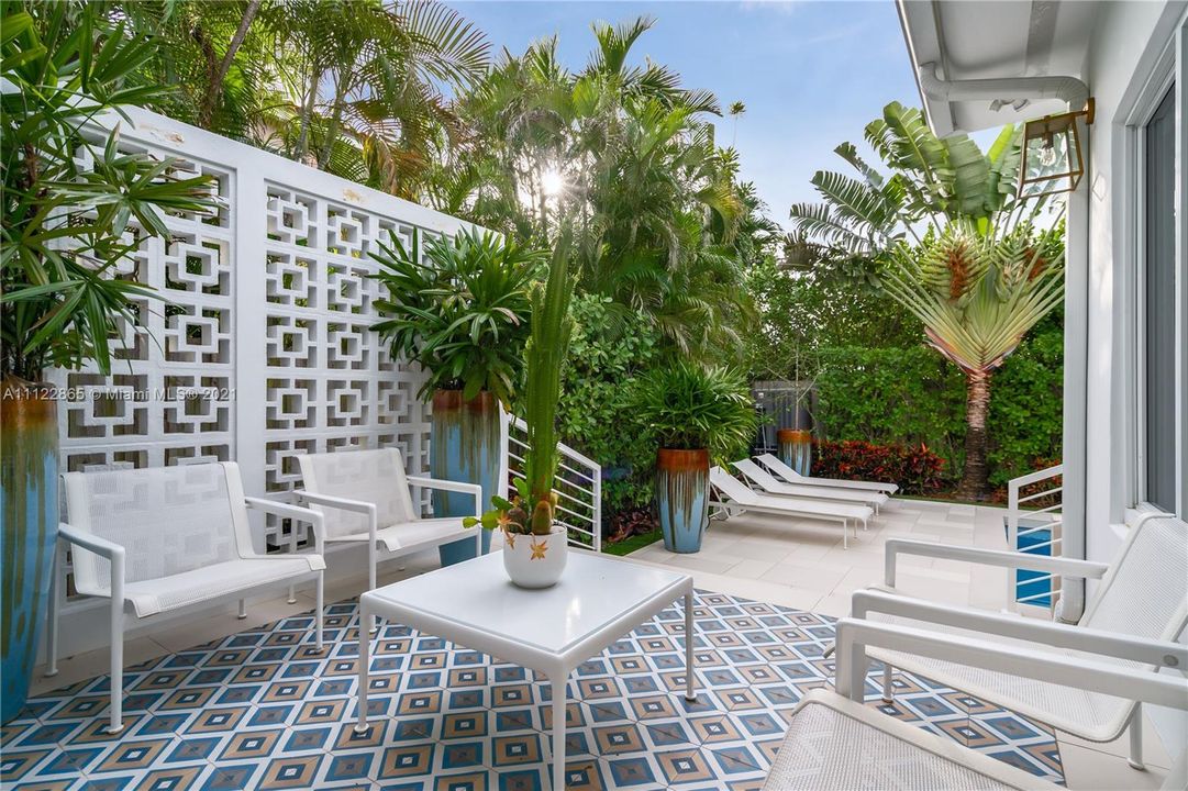 Recently Sold: $3,250,000 (3 beds, 3 baths, 2414 Square Feet)