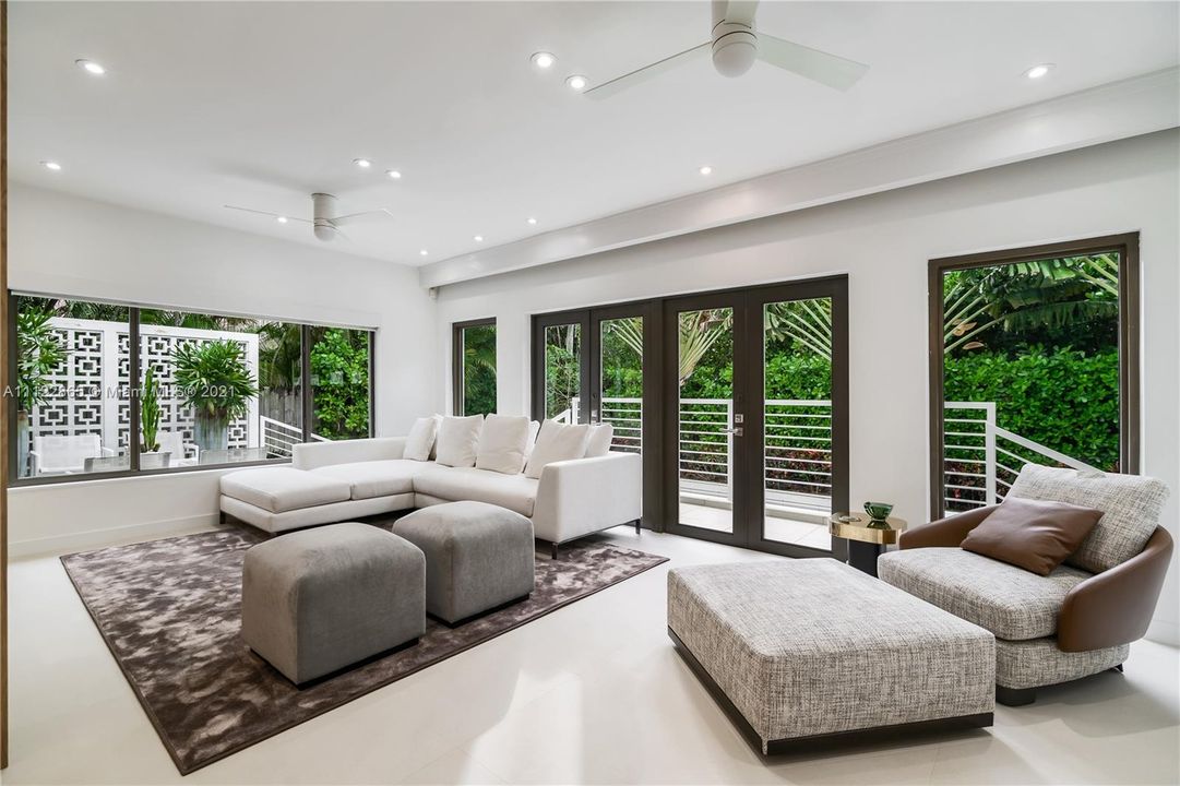 Recently Sold: $3,250,000 (3 beds, 3 baths, 2414 Square Feet)