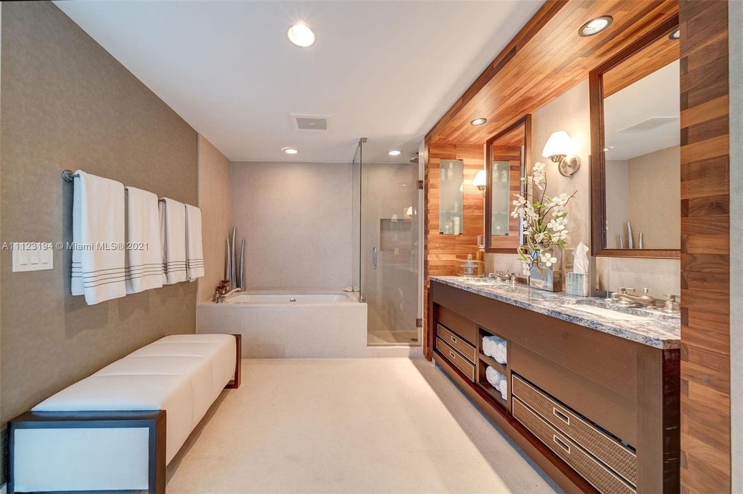 最近售出: $3,200,000 (2 贝兹, 2 浴室, 2436 平方英尺)