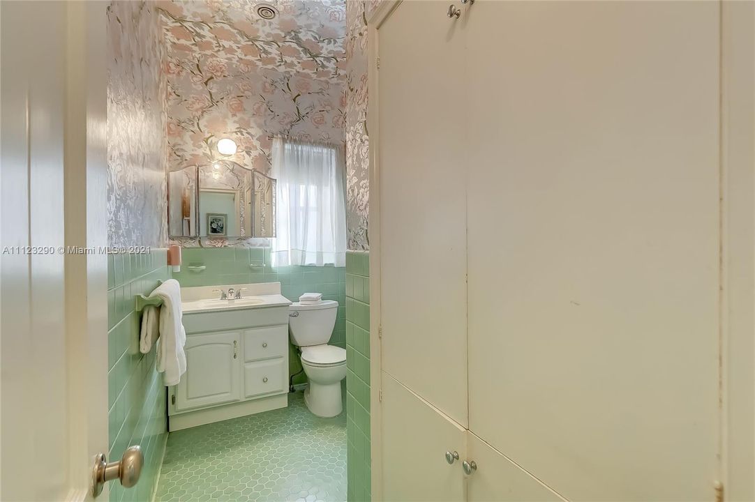 最近售出: $2,990,000 (3 贝兹, 2 浴室, 2071 平方英尺)