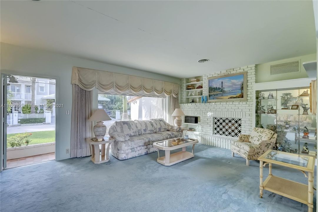 Recently Sold: $2,990,000 (3 beds, 2 baths, 2071 Square Feet)