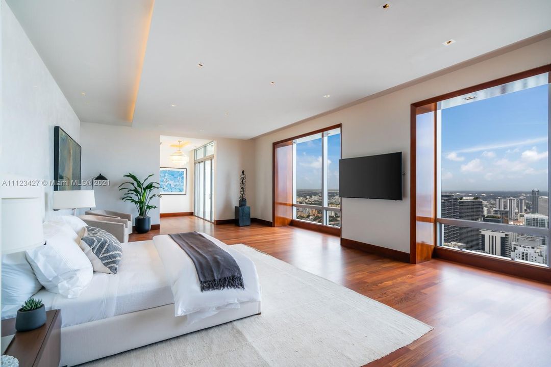 Recently Sold: $13,900,000 (3 beds, 3 baths, 5798 Square Feet)