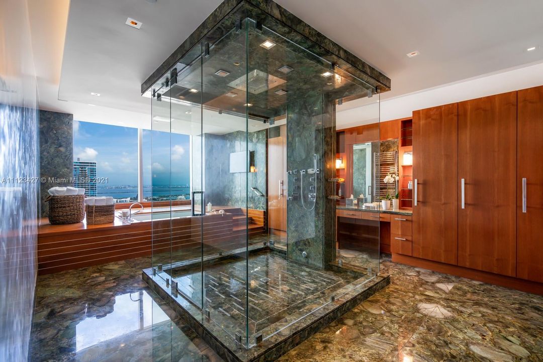 最近售出: $13,900,000 (3 贝兹, 3 浴室, 5798 平方英尺)