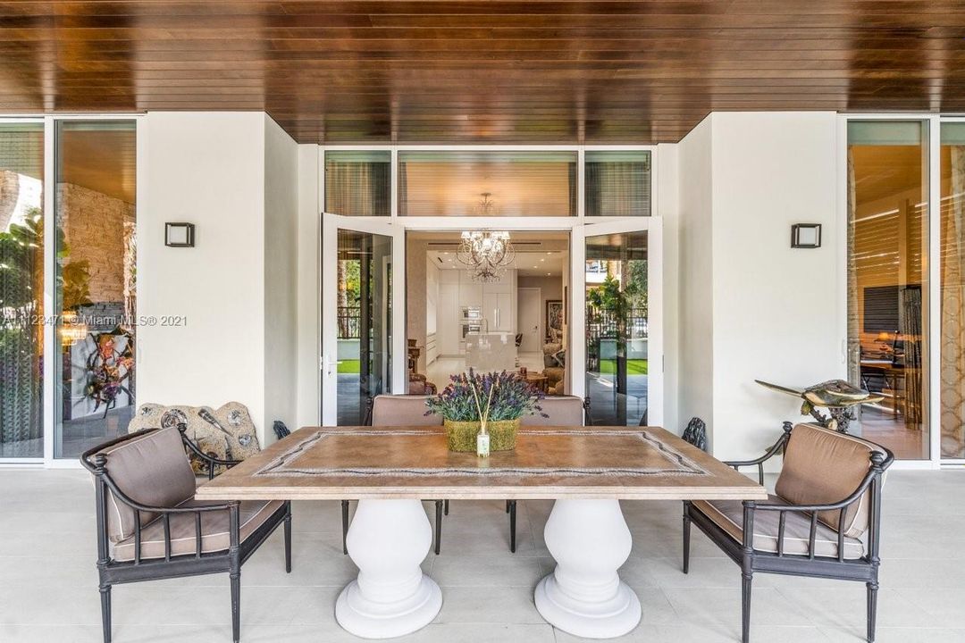 Recently Sold: $1,760,000 (2 beds, 2 baths, 1874 Square Feet)