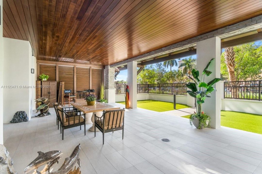 Recently Sold: $1,760,000 (2 beds, 2 baths, 1874 Square Feet)