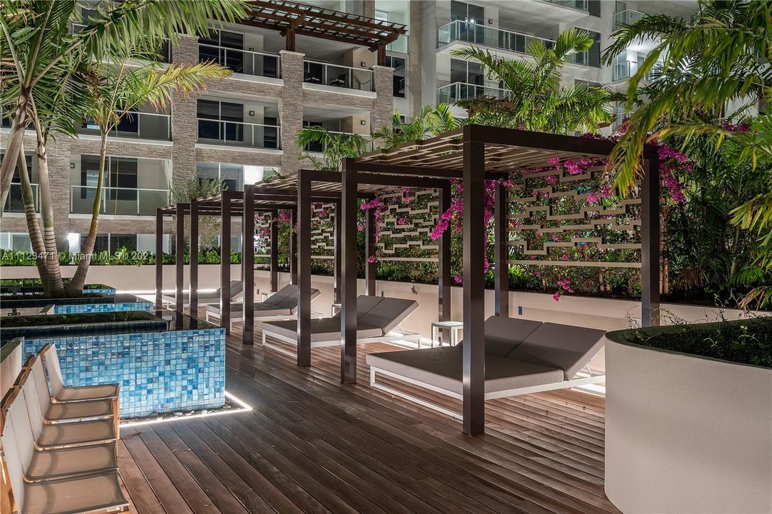 Recently Sold: $1,760,000 (2 beds, 2 baths, 1874 Square Feet)