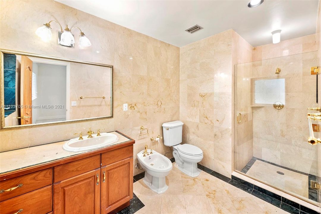 最近售出: $1,875,000 (5 贝兹, 4 浴室, 3564 平方英尺)