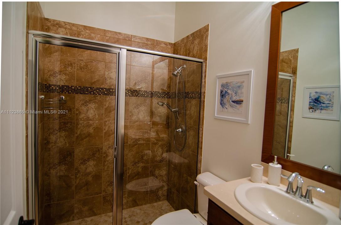 最近售出: $949,000 (4 贝兹, 3 浴室, 2320 平方英尺)