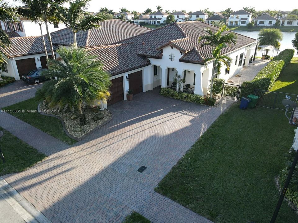 Recently Sold: $949,000 (4 beds, 3 baths, 2320 Square Feet)