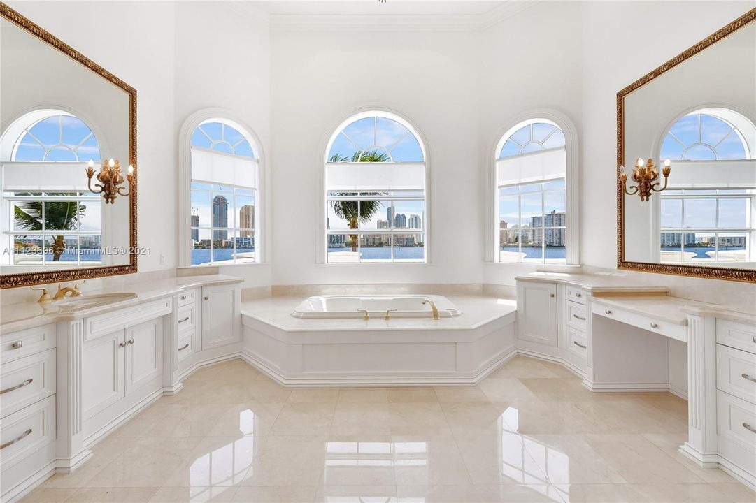Недавно продано: $9,875,000 (6 спален, 7 ванн, 7014 Квадратных фут)