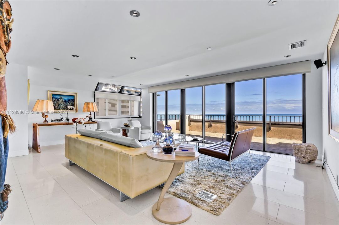 Recently Sold: $3,299,000 (4 beds, 4 baths, 3143 Square Feet)
