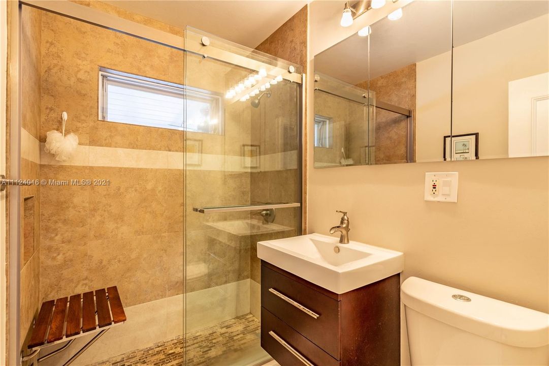 最近售出: $725,000 (2 贝兹, 1 浴室, 978 平方英尺)