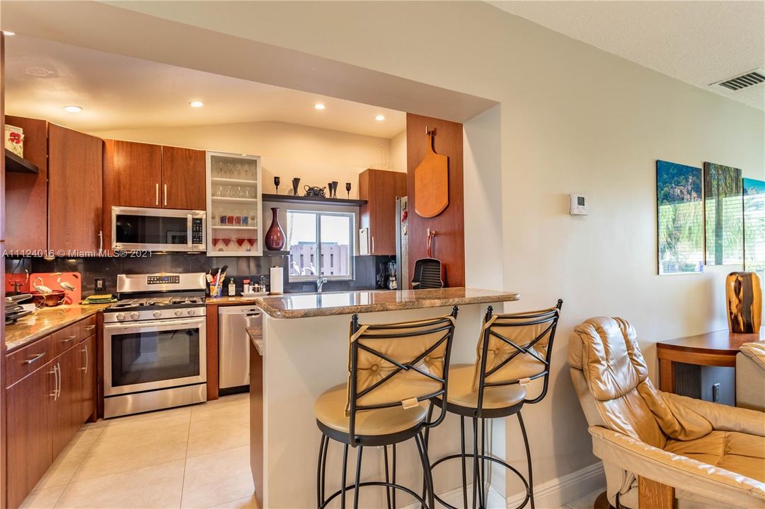 Recently Sold: $725,000 (2 beds, 1 baths, 978 Square Feet)