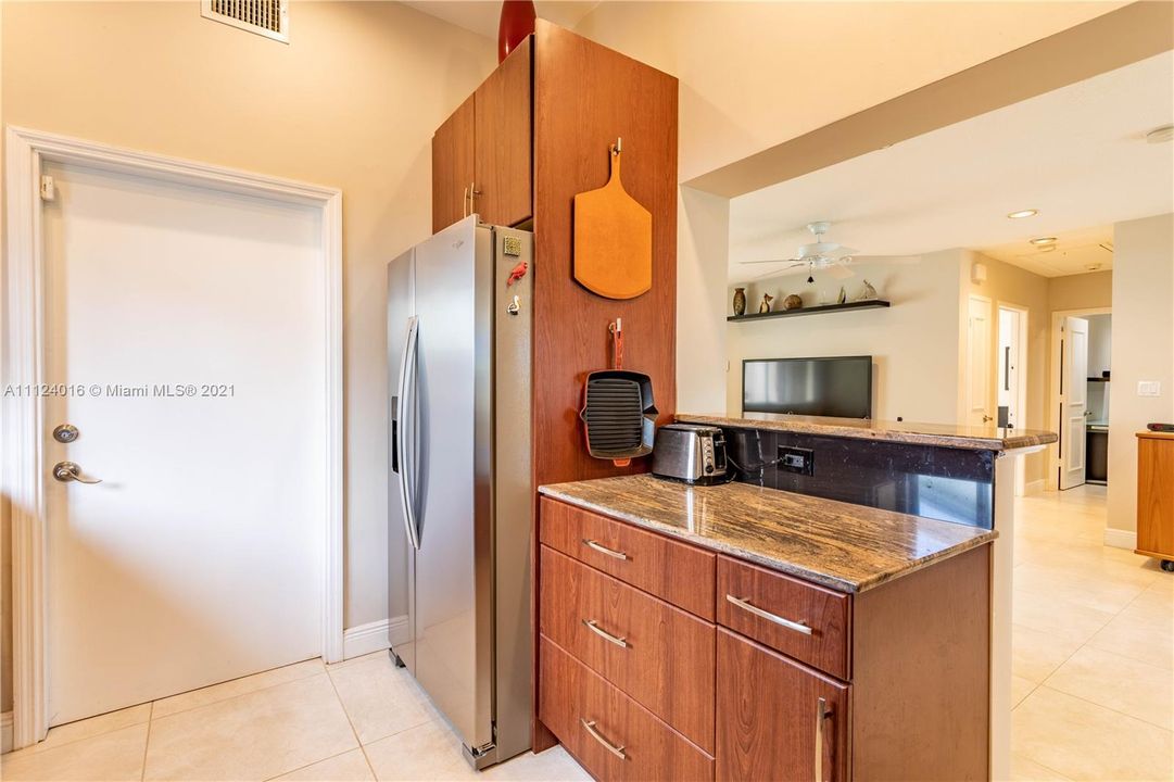 Recently Sold: $725,000 (2 beds, 1 baths, 978 Square Feet)