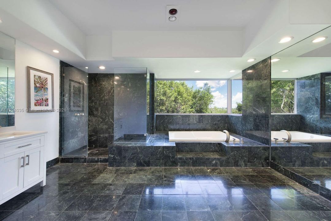 Недавно продано: $4,659,000 (5 спален, 5 ванн, 4045 Квадратных фут)