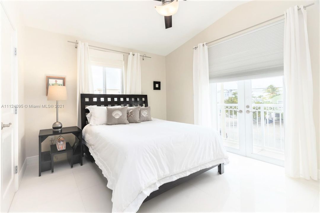 Recently Sold: $1,525,000 (3 beds, 3 baths, 1569 Square Feet)