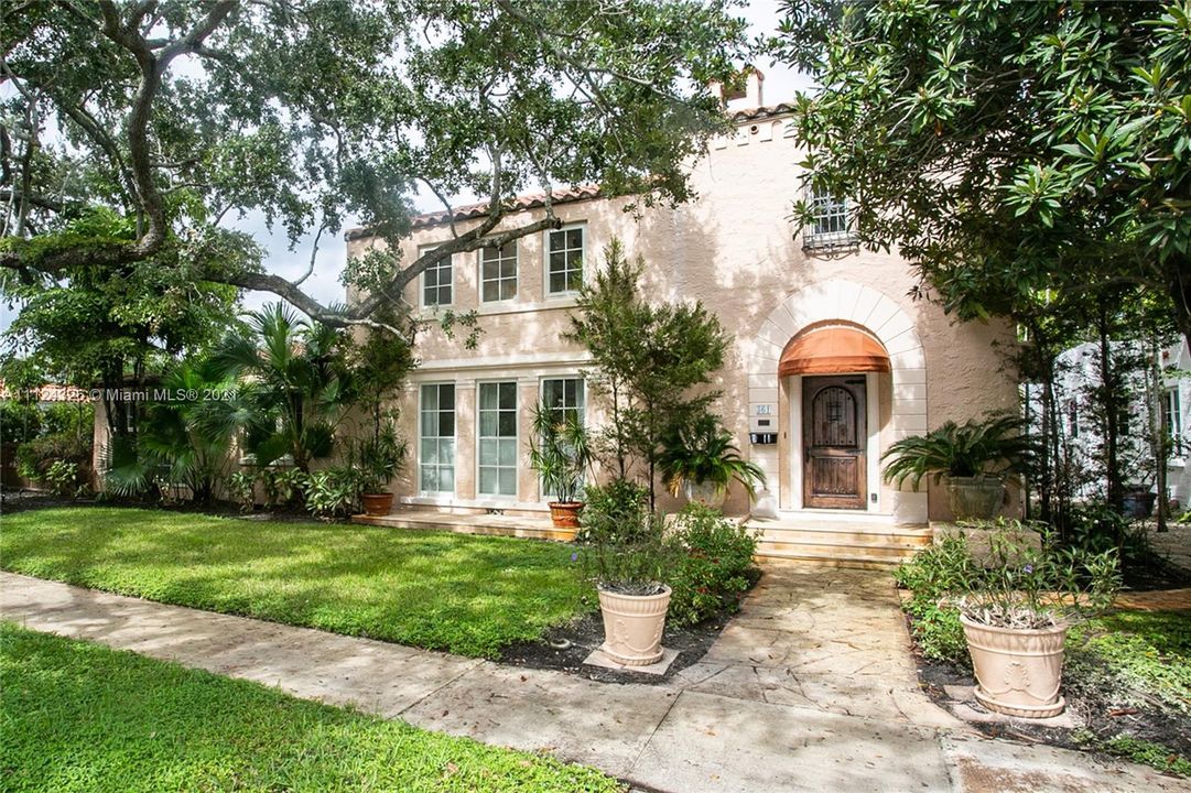 Recently Sold: $2,499,000 (5 beds, 4 baths, 3072 Square Feet)