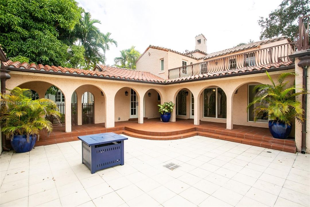 Recently Sold: $2,499,000 (5 beds, 4 baths, 3072 Square Feet)