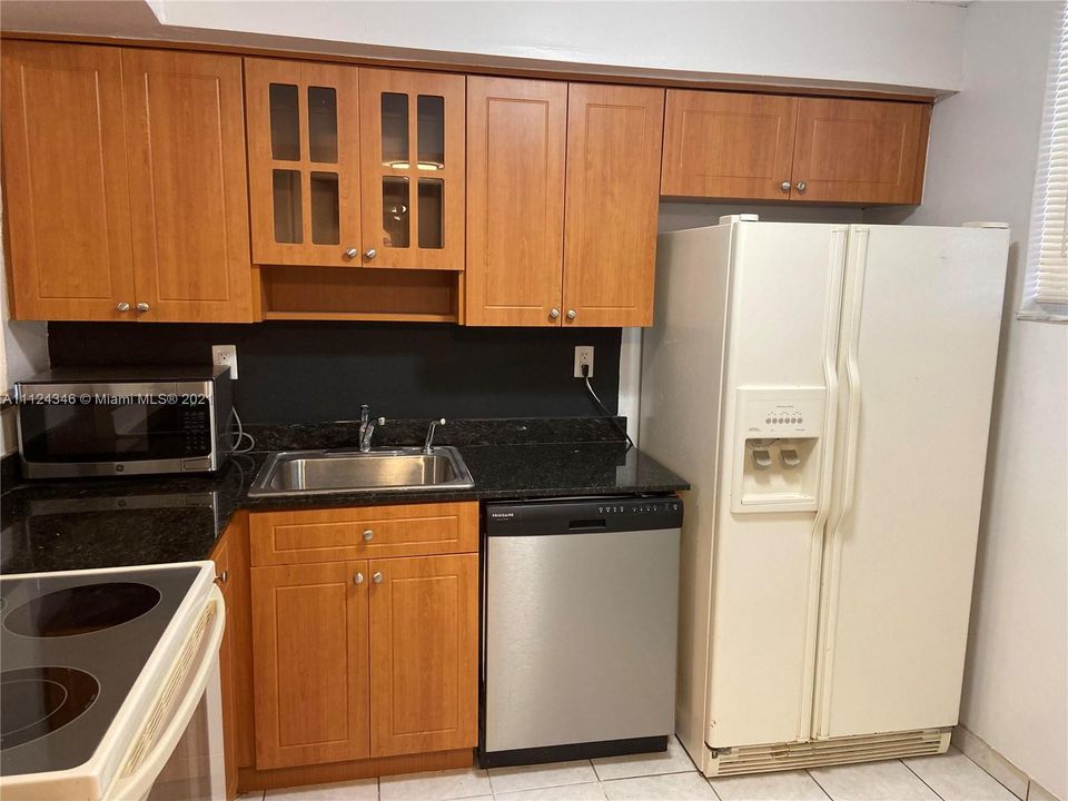 Recently Rented: $1,950 (1 beds, 2 baths, 752 Square Feet)