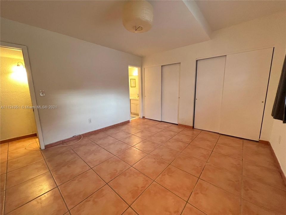 Recently Sold: $215,000 (1 beds, 1 baths, 740 Square Feet)
