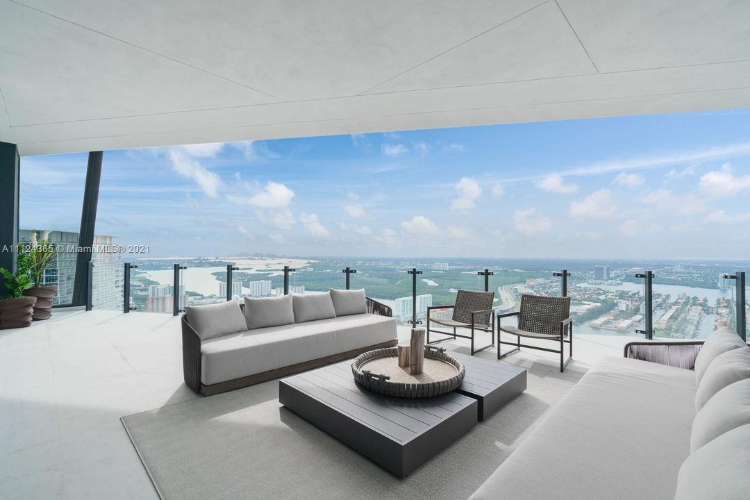Recently Sold: $14,995,000 (4 beds, 6 baths, 6106 Square Feet)