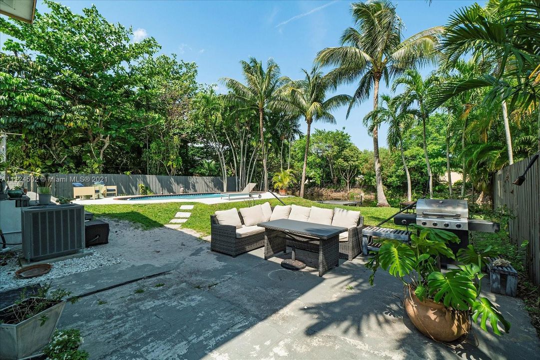 Recently Sold: $855,000 (5 beds, 3 baths, 1600 Square Feet)