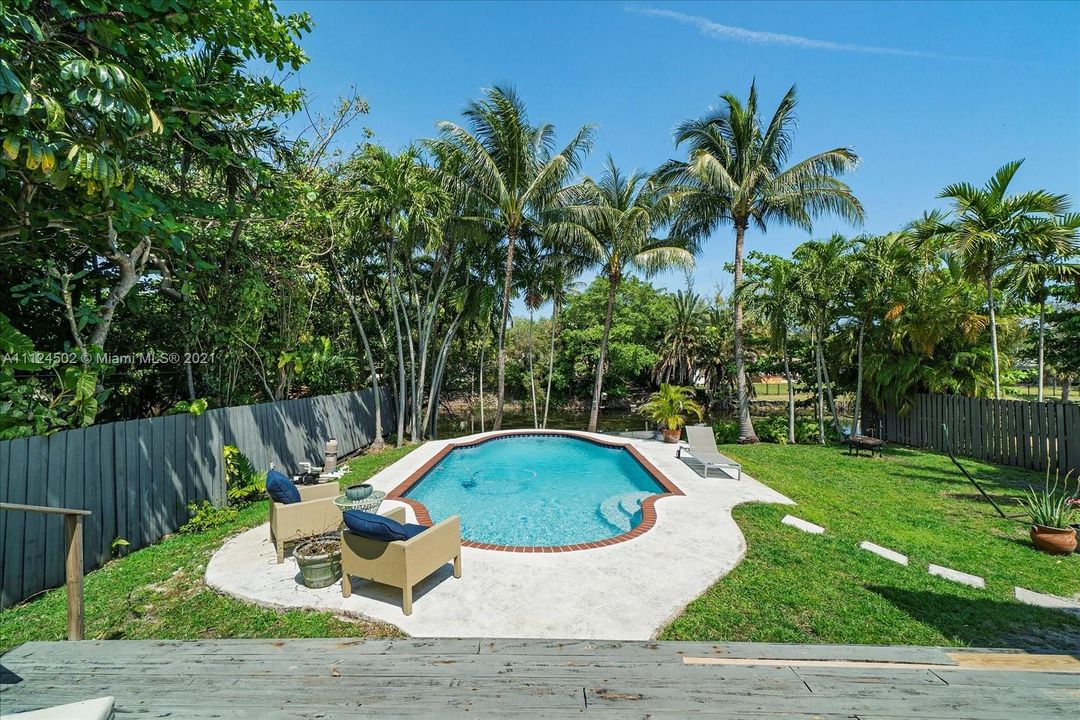 Recently Sold: $855,000 (5 beds, 3 baths, 1600 Square Feet)