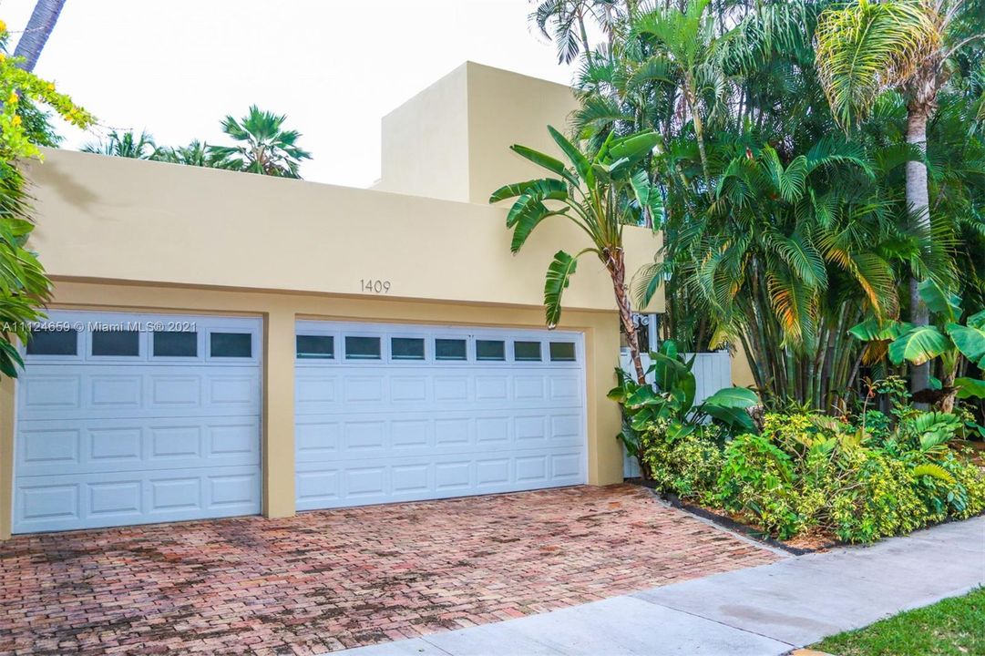 Recently Sold: $2,670,000 (5 beds, 3 baths, 2681 Square Feet)