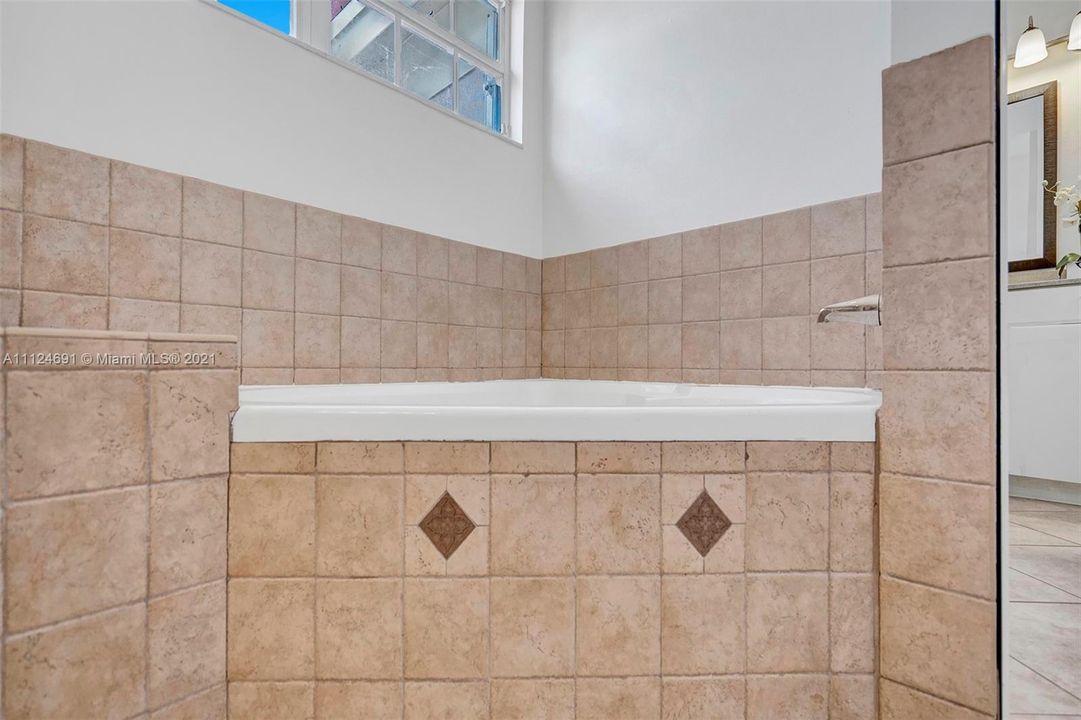 最近售出: $525,000 (4 贝兹, 2 浴室, 1927 平方英尺)