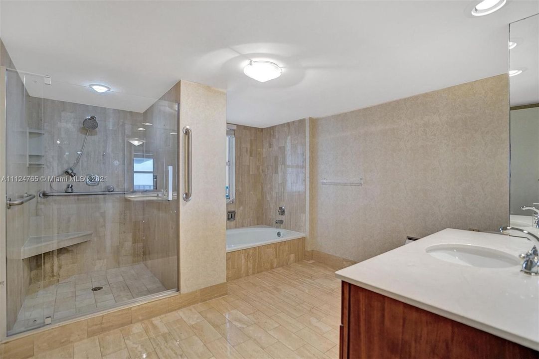 最近售出: $1,100,000 (2 贝兹, 2 浴室, 2090 平方英尺)
