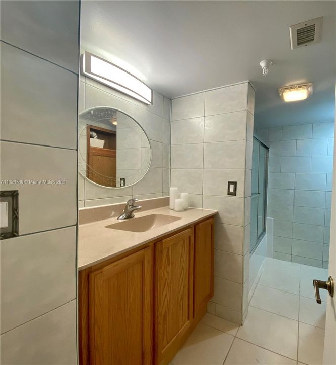 最近售出: $245,000 (0 贝兹, 1 浴室, 732 平方英尺)