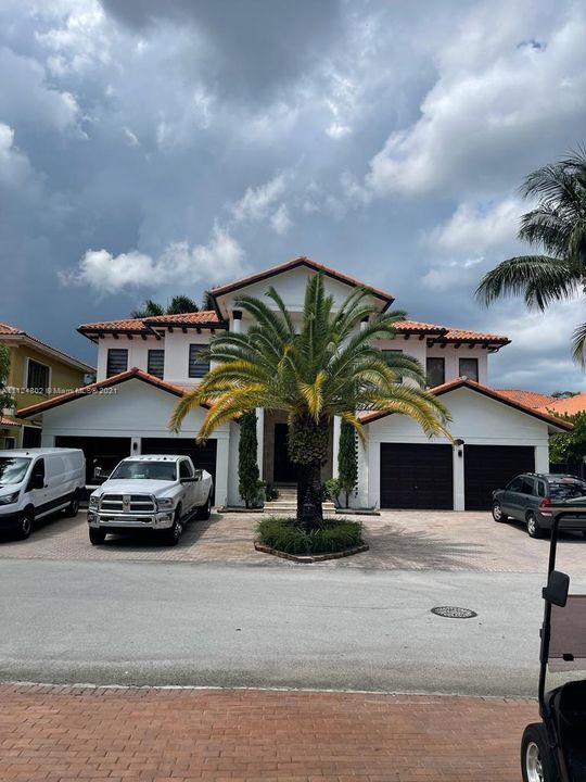 Recently Sold: $1,200,000 (5 beds, 4 baths, 4717 Square Feet)